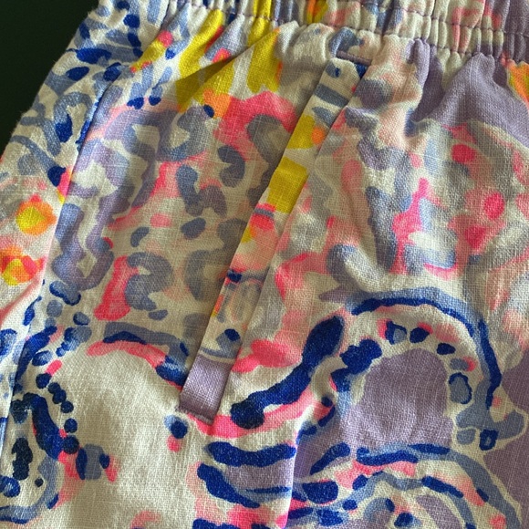 100% Linen Lilly Pulitzer draw string shorts - Picture 5 of 5